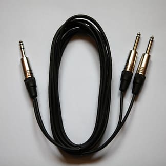 Klinkenkabel - Y-förmig, bestehend aus einer Stereo-Buchse auf der einen und zwei Mono-Steckern auf der anderen Seite. Für "DHC" E-Harfe.